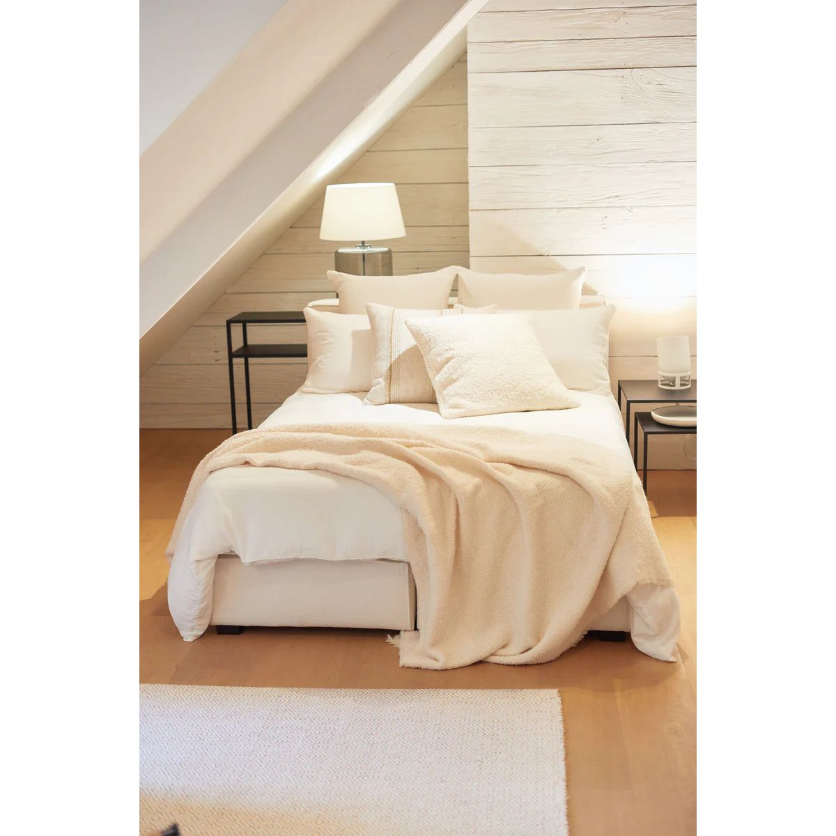 Scapa_Home_cushion_and_plaid_Alpone_off_white_bedroom_setting