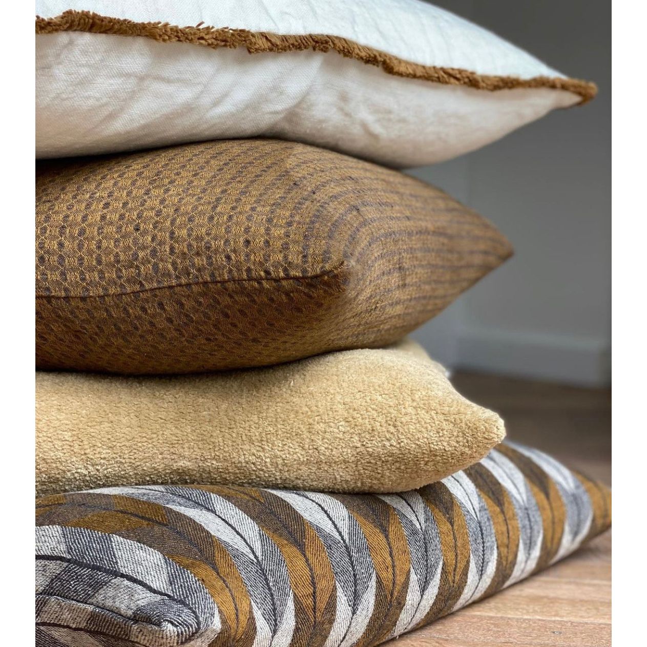 Scapa_Home_cushion_stack_arnold_carlton_como toffee