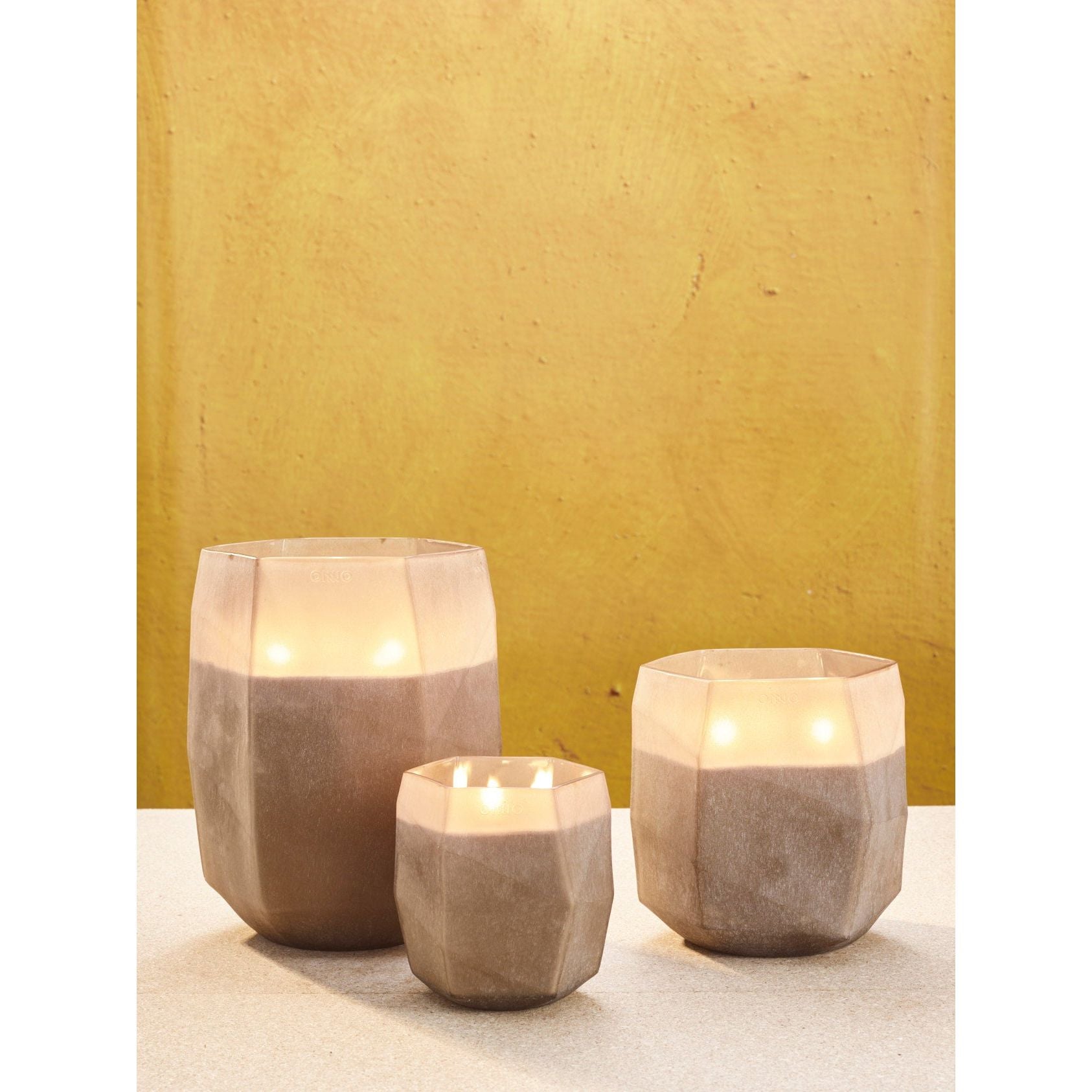 ONNO brandende luxe geurkaarsen set Terre Light_Smoked_Sage outdoor setting