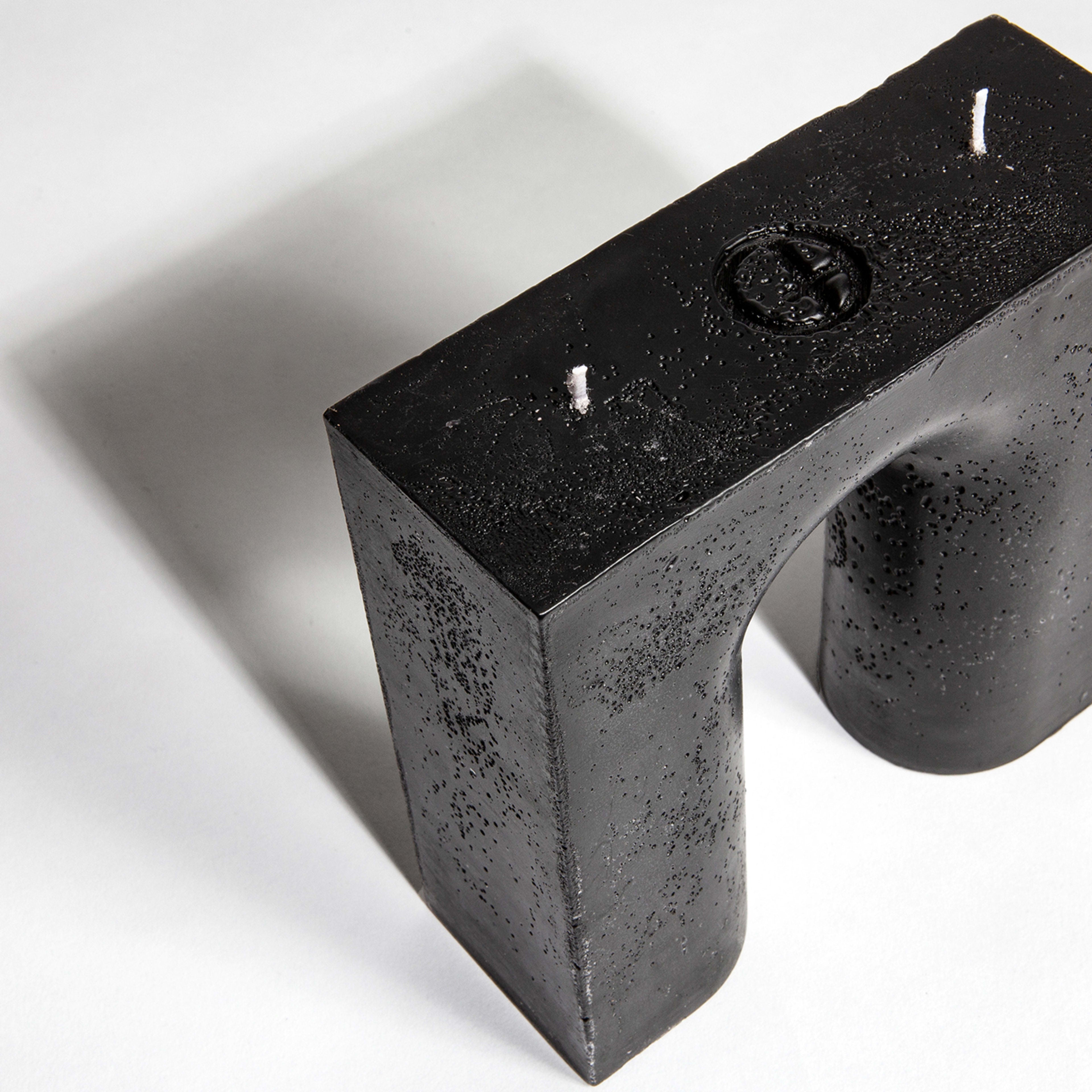 Gio_aio_black_and_white_candle_1