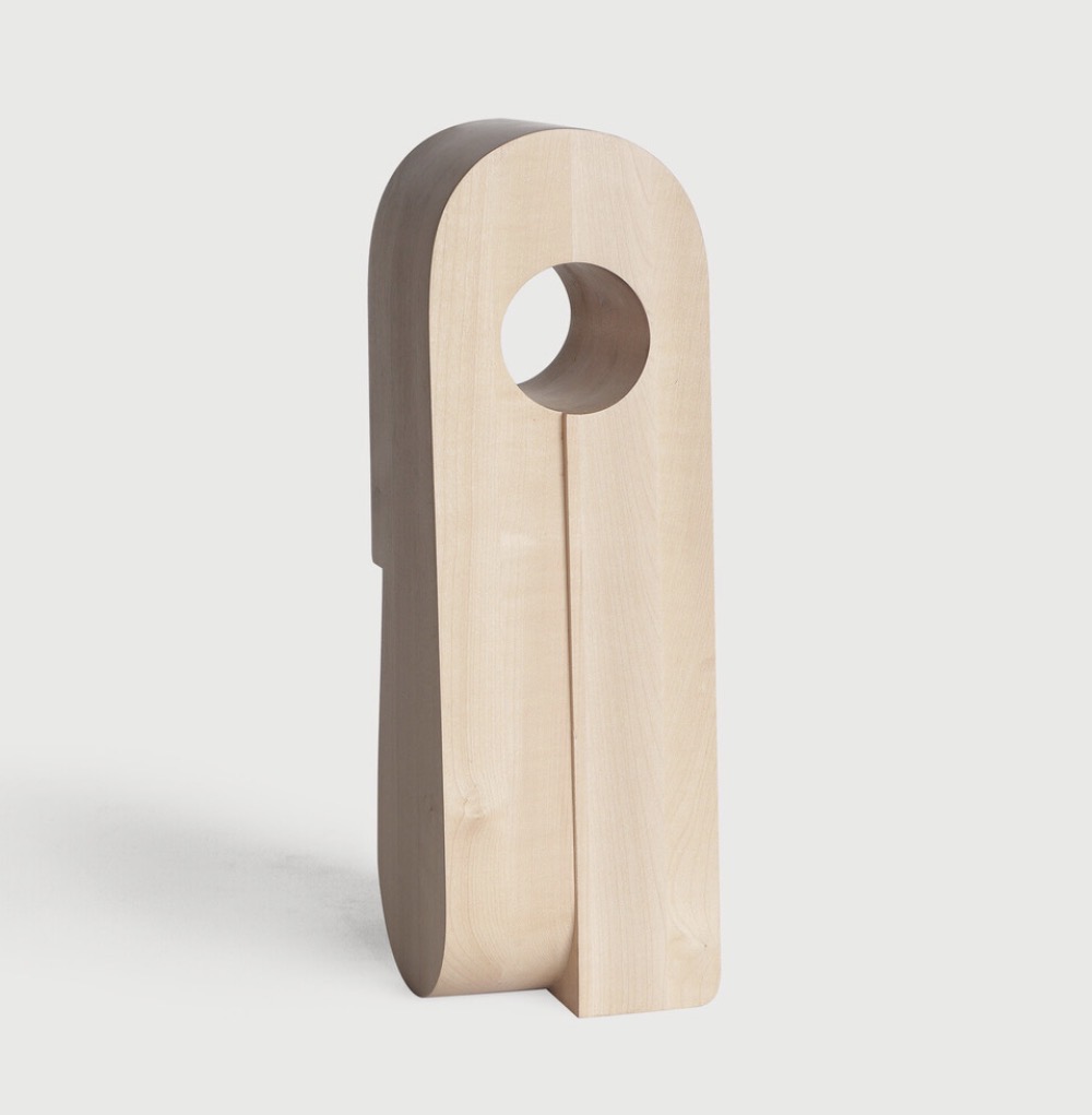 Beeld 'Kayu Bayi Bolong' in naturel plataan hout- Scott Vandervoort