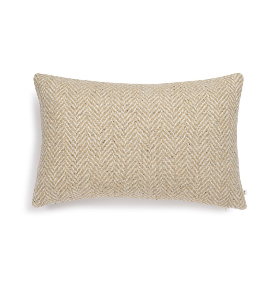 Scapa Home langwerpig sierkussen â€˜Alton' met visgraat patroon in camel