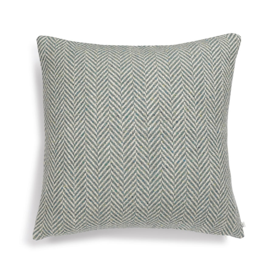 Scapa Home vierkant sierkussen â€˜Alton' met visgraat patroon in blauw groen