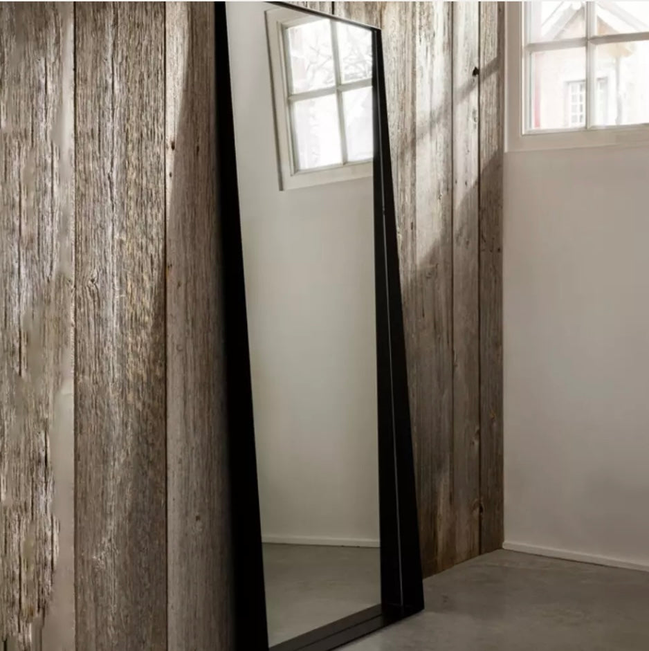 Scapa_Home_verticale_metalen_wand_spiegel_Ledge kamer setting