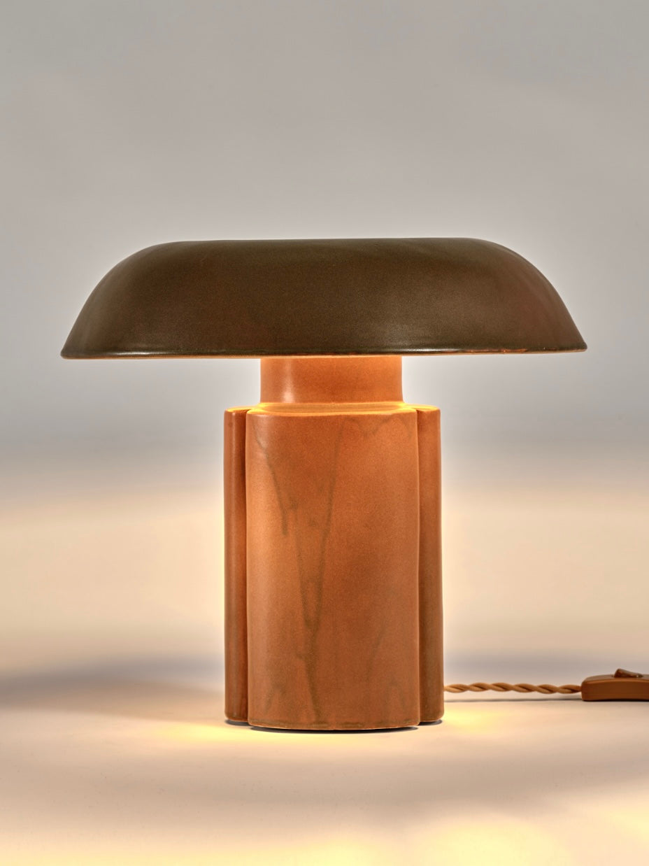 Serax by Anita Le Grelle keramische tafellamp 'Oliver' in oker bruin lamp aan