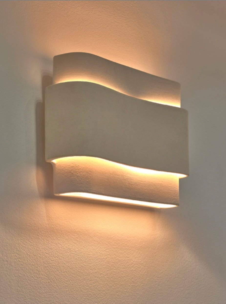 Serax by Anita Le Grelle keramische wandlamp 'Louis 02' in beige lamp aan