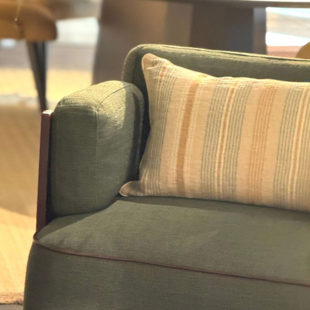 Scapa_Home_langwerpig_sierkussen_Riad_streep_in_groen_en_camel_40_x_60_cm_op_fauteuil_Havana