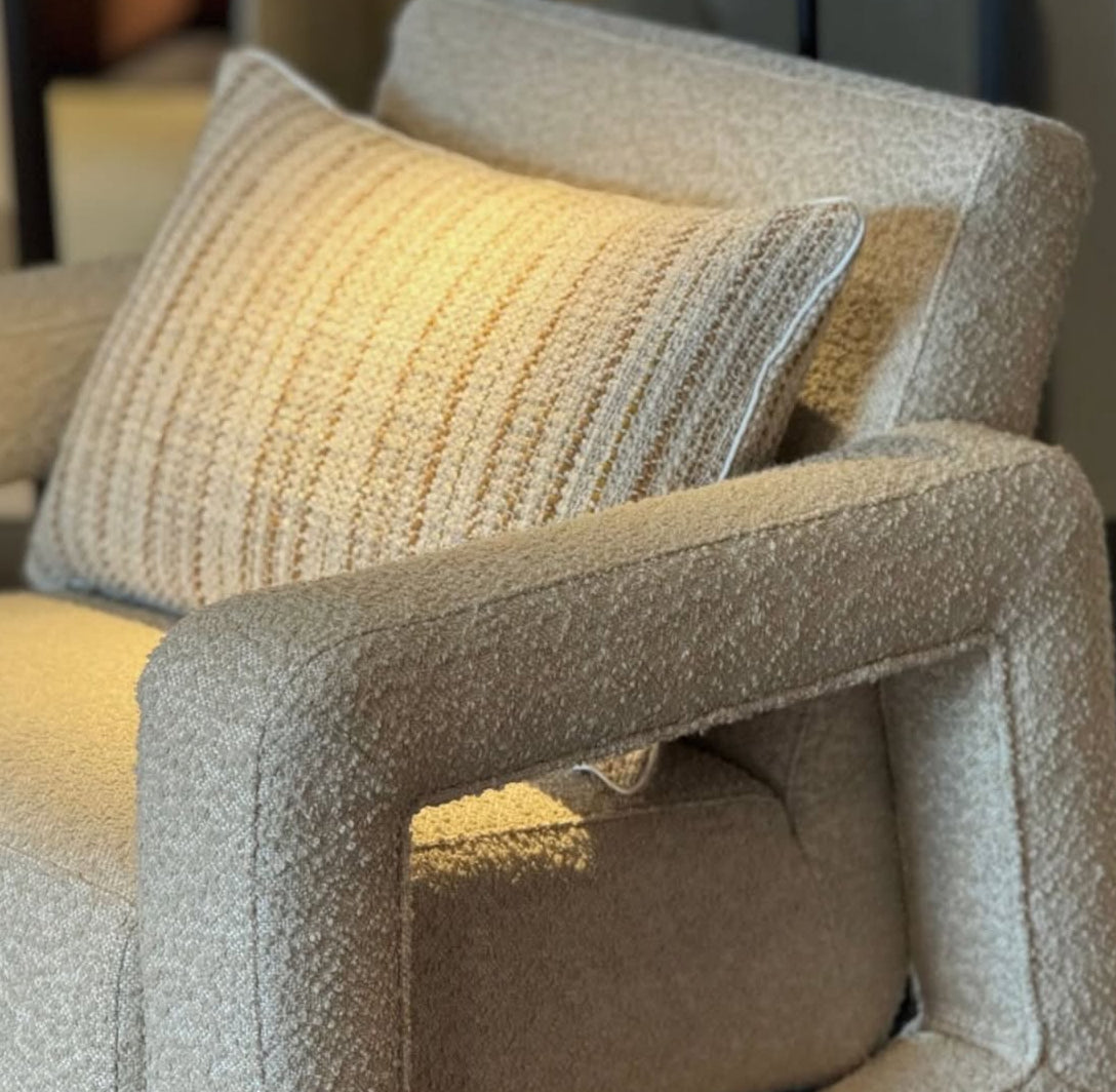 Scapa Home langwerpig sierkussen â€˜Zahoraâ€™ in zand met camel streep 40 x 60 cm op schommelstoel 'Dakota"