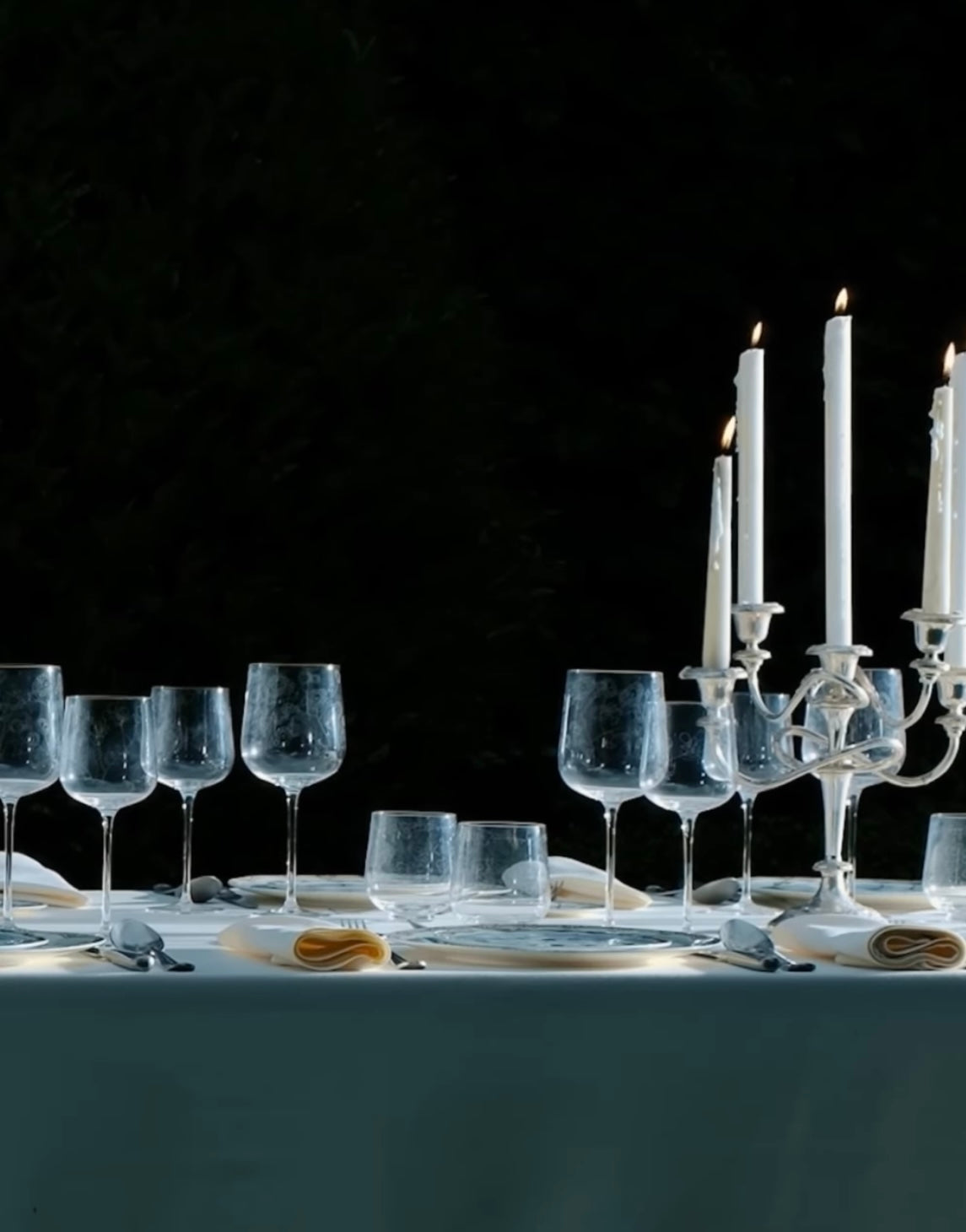 Serax by Marni glazen 'Anemone Vaniglia' op gedekte tafel