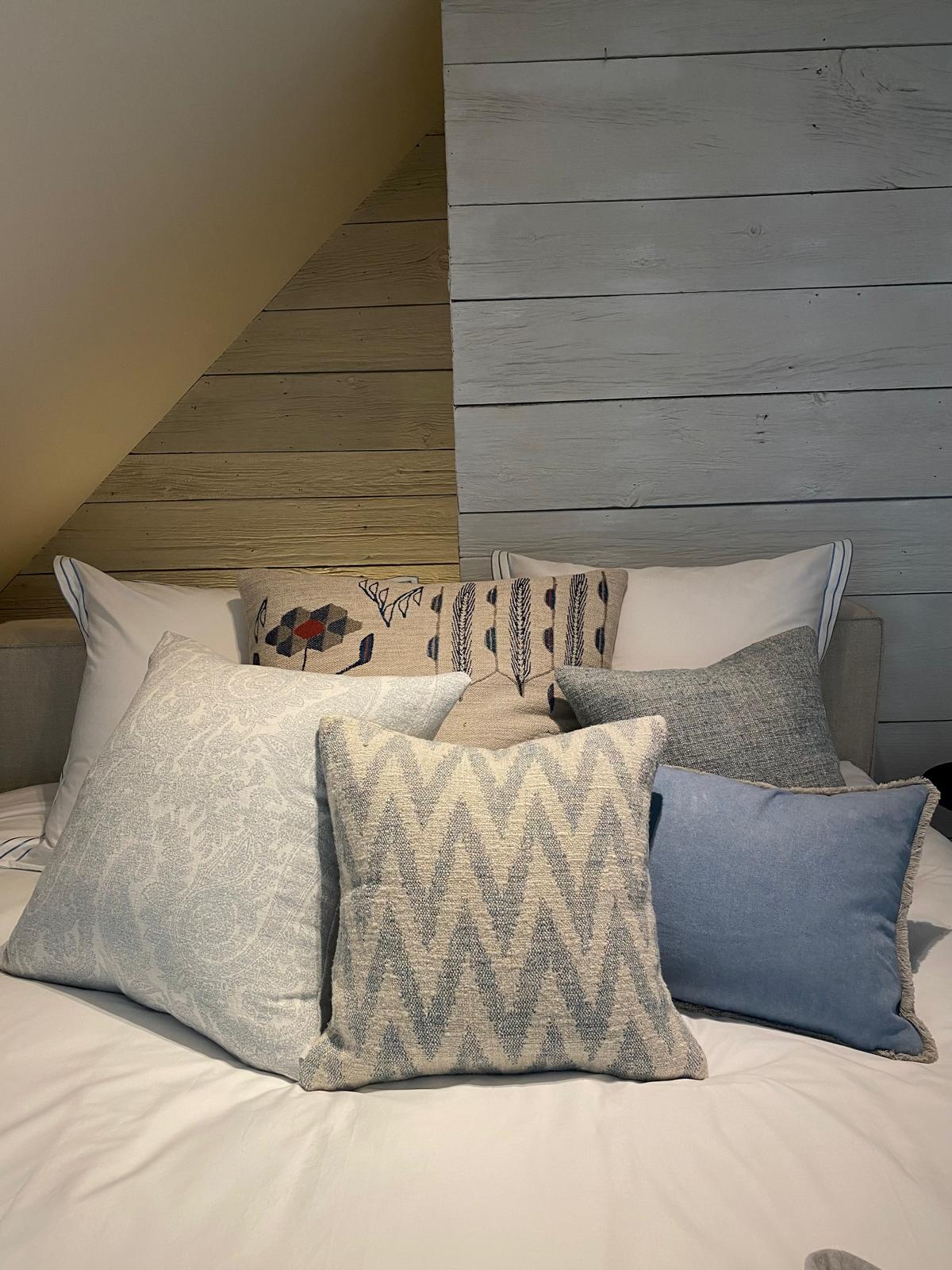 Scapa Home XL lounge en sierkussens in blauw op bed