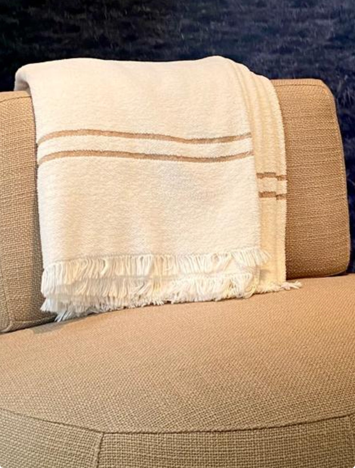 Scapa Home plaid â€˜Piumaâ€™ in off white met camel kleurige band op fauteuil 'Pebble'