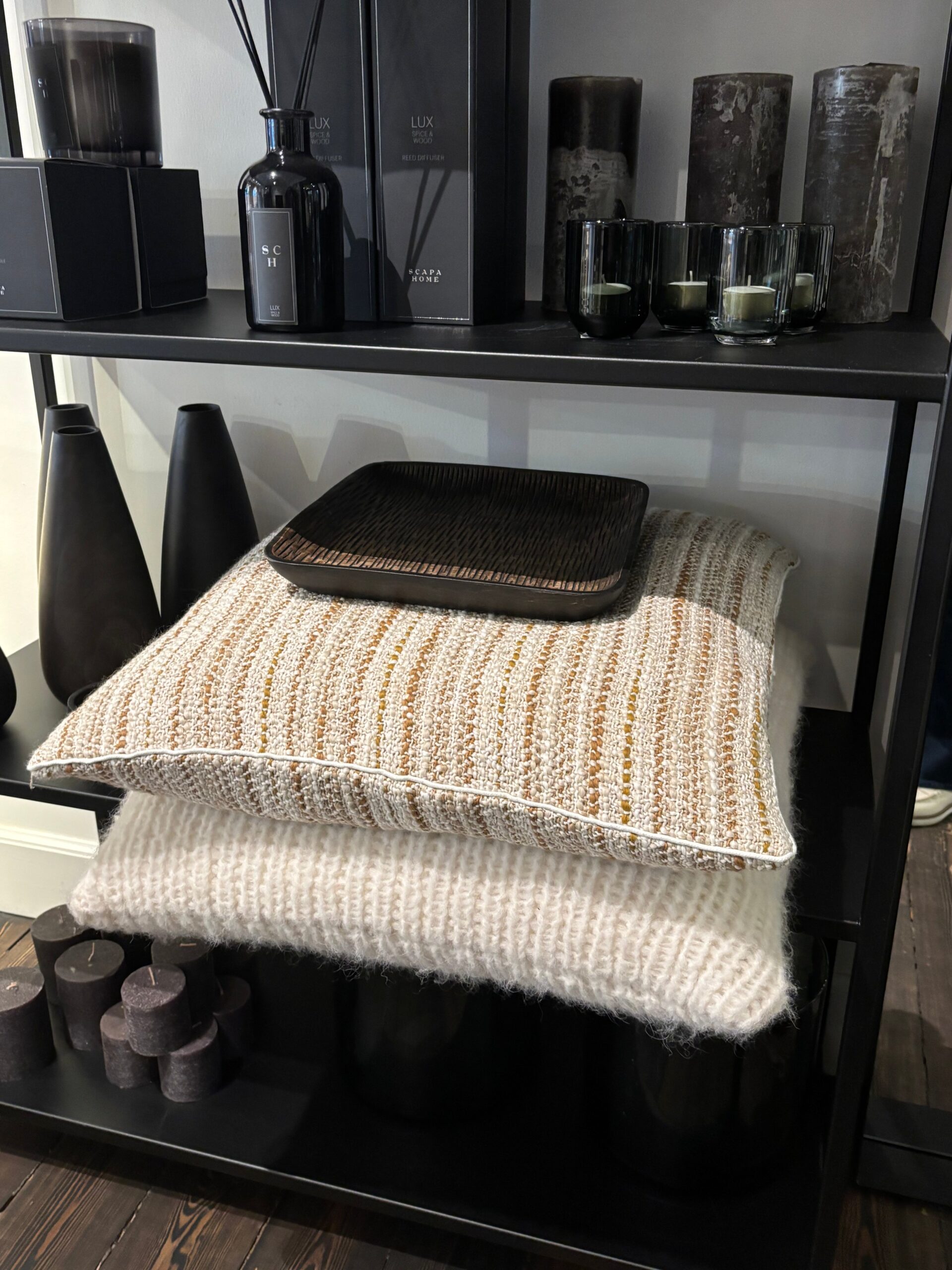 Scapa Home sierkussen â€˜Zahoraâ€™ in zand met camel streep 60 x60 cm