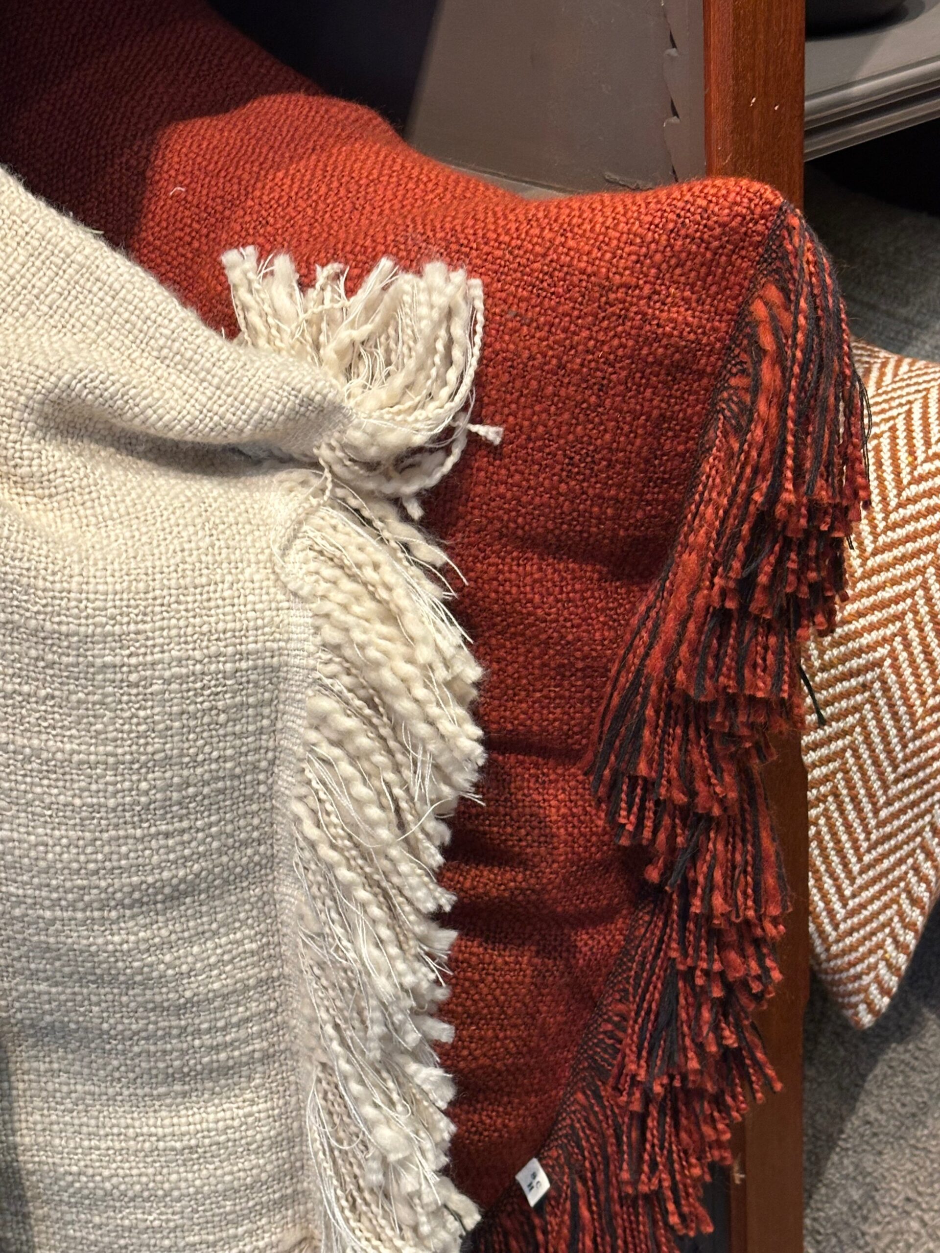 Scapa Home sierkussens â€˜Zadarâ€™ in kalkwit en bordeaux 60 x 60 cm